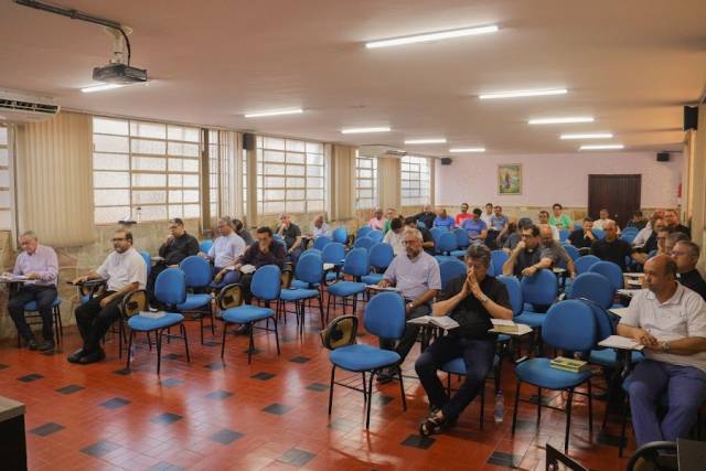 Em silêncio e oração, Clero de Itumbiara e Ipameri refletiu em retiro o tema “Convosco sou cristão, para vós sou presbítero”, proposto pelo pregador Dom João Justino, Arcebispo de Goiânia