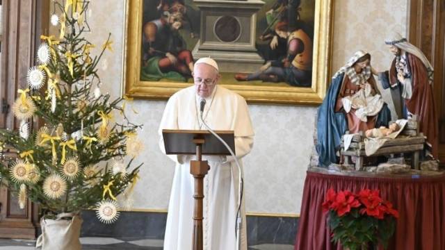 No Angelus, Papa anuncia Ano “Família Amoris laetitia”