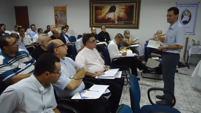 Membros das dioceses do Regional Centro-Oeste estudam Motu Proprio sobre o matrimônio