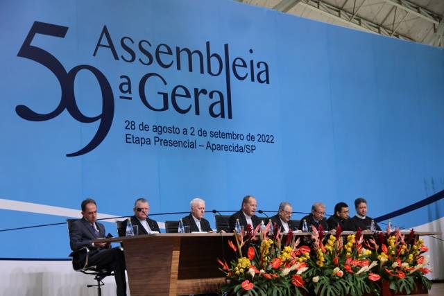 292 bispos unidos em Assembleia confirmam a vocação da Igreja de anunciar o Reino de Deus no coração do mundo&quot;, afirma Dom Walmor