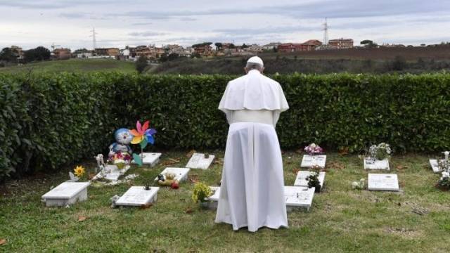 Papa na Missa de Finados: memória, esperança e luz