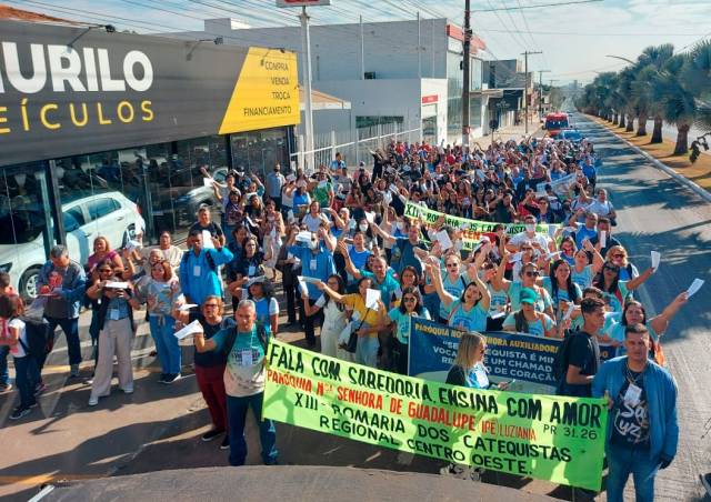 Após dois anos, Romaria dos Catequistas a Trindade voltou a acontecer com a tradicional caminhada até o Santuário do Divino Pai Eterno