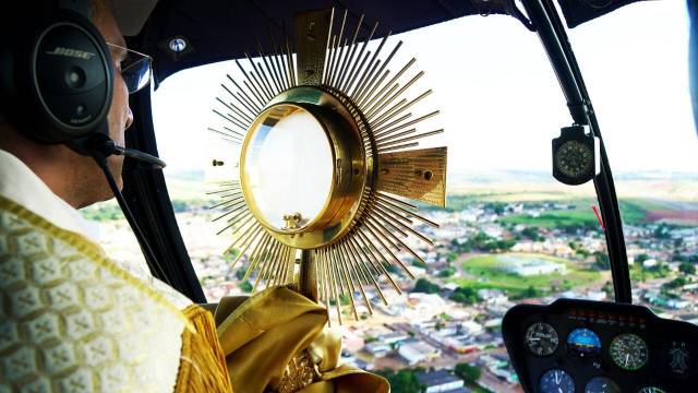 Bispos sobrevoam a cidade de Anápolis e abençoam toda da diocese com o Santíssimo Sacramento