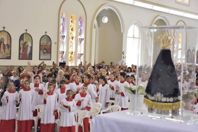 Acólitos e coroinhas celebram Jubileu ao redor da Imagem Peregrina de Nossa Senhora Aparecida