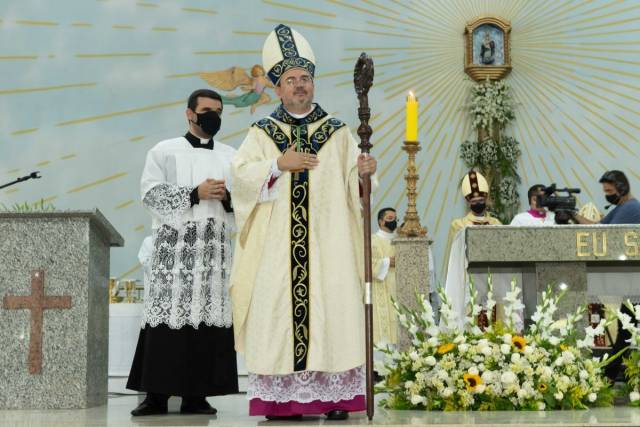 Bispo eleito para a Diocese de Rubiataba-Mozarlândia é ordenado em Niquelândia-GO