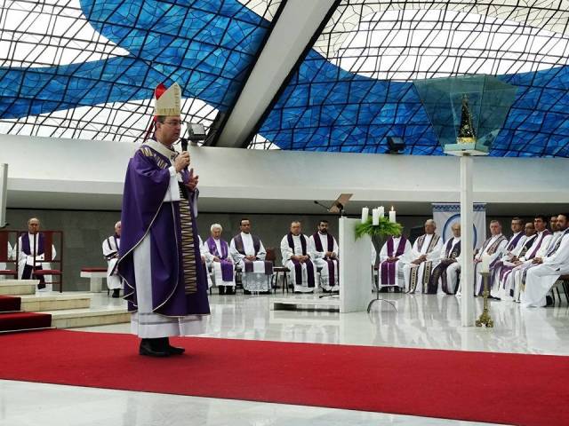 Dom Sergio da Rocha preside sua primeira missa como cardeal, na Catedral de Brasília