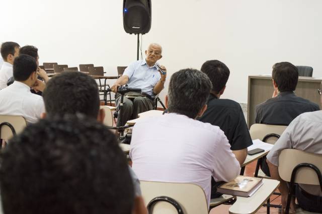 Padres conhecem a Igreja de Goiânia