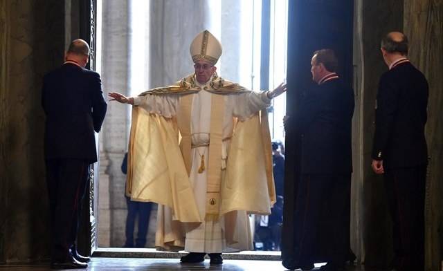 Papa abre a Porta Santa; começa o Jubileu da Misericórdia