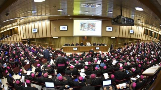 Sínodo: a Igreja e a família ajudem os jovens a ser luz na escuridão