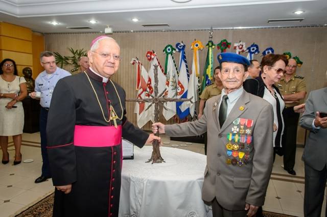 Cruz de estilhaços da 2ª Guerra Mundial é entronizada em cerimônia pelos 18 anos do Ministério da Defesa