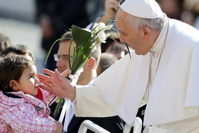 Catequese do Papa: &quot;Crianças nos ensinam a sorrir e a chorar&quot;