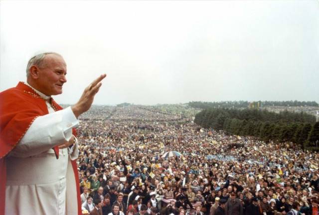 O nascimento da JMJ: João Paulo II confia a Cruz aos jovens