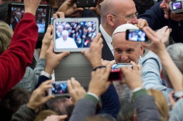 “Comunicar esperança e confiança no nosso tempo”, convida o papa no 51º Dia Mundial das Comunicações Sociais