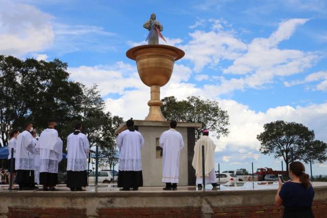 Monumento à Divina Misericórdia é abençoado na Diocese de Rubiataba-Mozarlândia