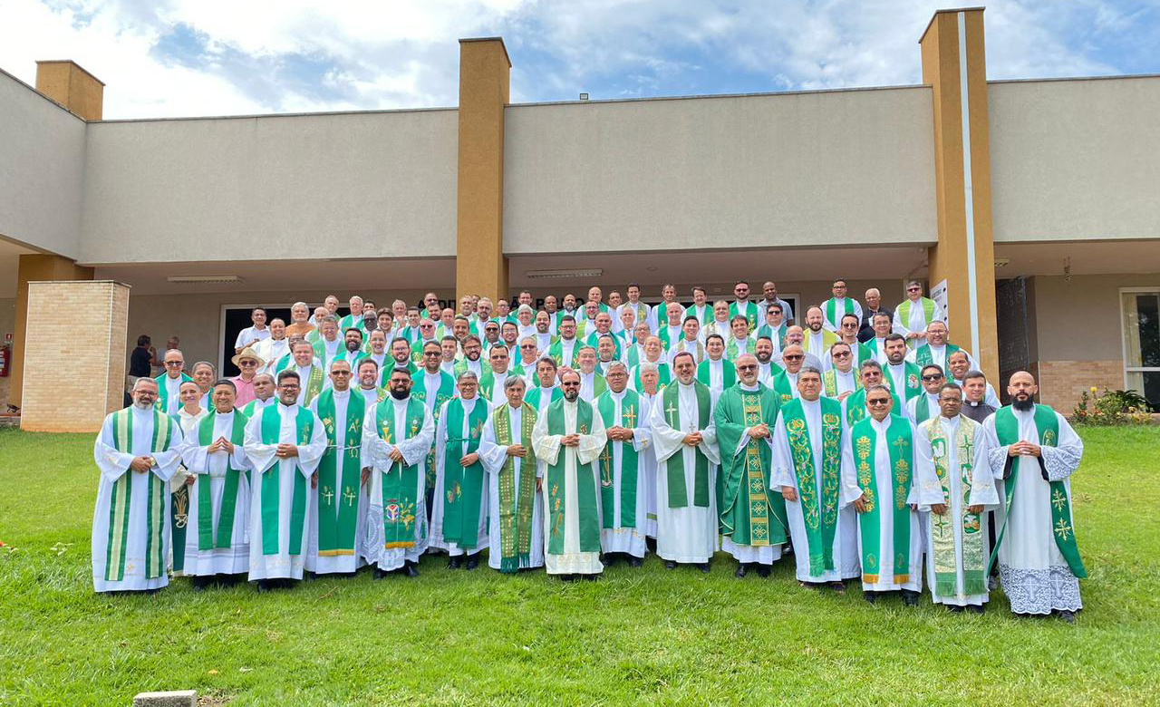 Sacerdote: o Bom Pastor como promessa de Deus a seu povo - Diocese de Uruaçu